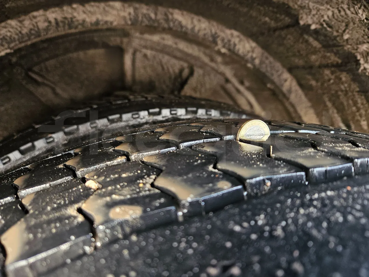 Solaris Urbino 18-Euro5-231kw-18m - tread condition third axle tires left