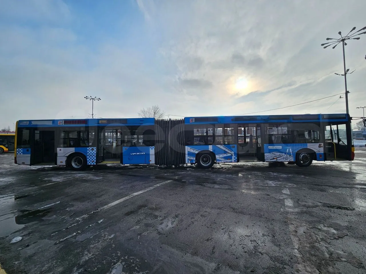 Solaris Urbino 18-Euro5-231kw-18m - right side doors open