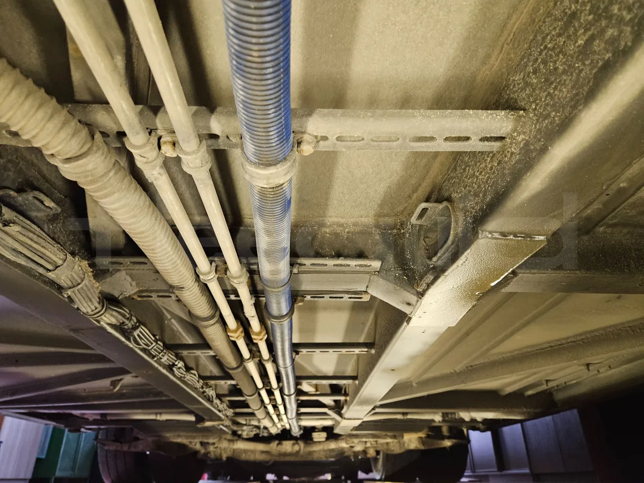 Solaris Urbino 18-Euro5-231kw-18m - central undercarriage photo