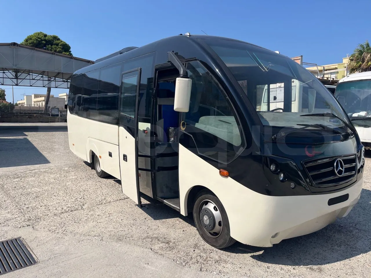 Mercedes-Benz MB 818 S AG670/Euro4 - 130kW - 8mt - 3/4 right front doors open
