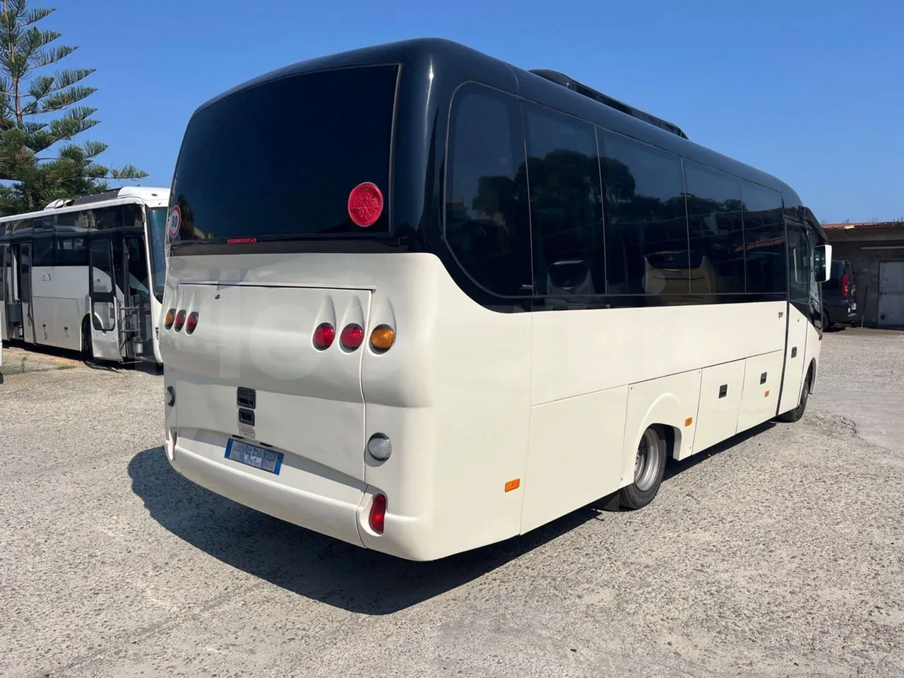 Mercedes-Benz MB 818 S AG670/Euro4 - 130kW - 8mt - 3/4 right rear doors closed