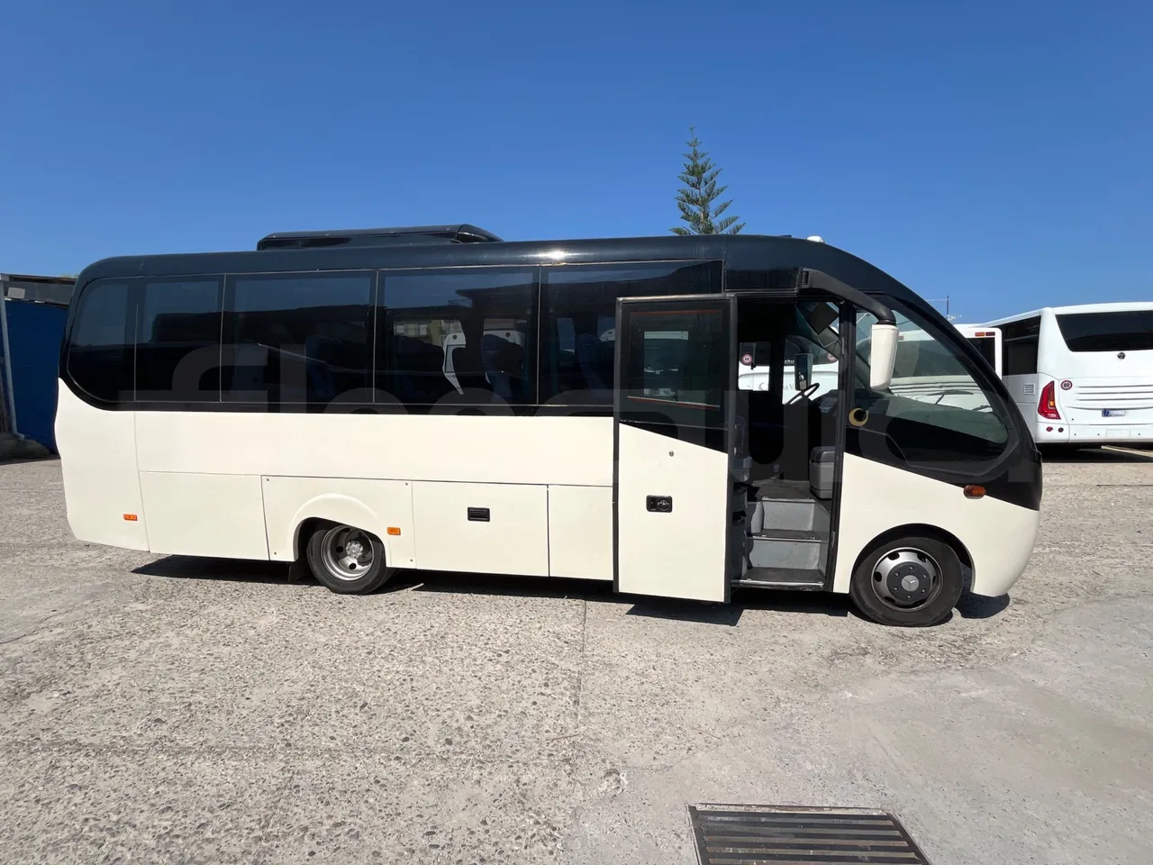 Mercedes-Benz MB 818 S AG670/Euro4 - 130kW - 8mt - right side doors open
