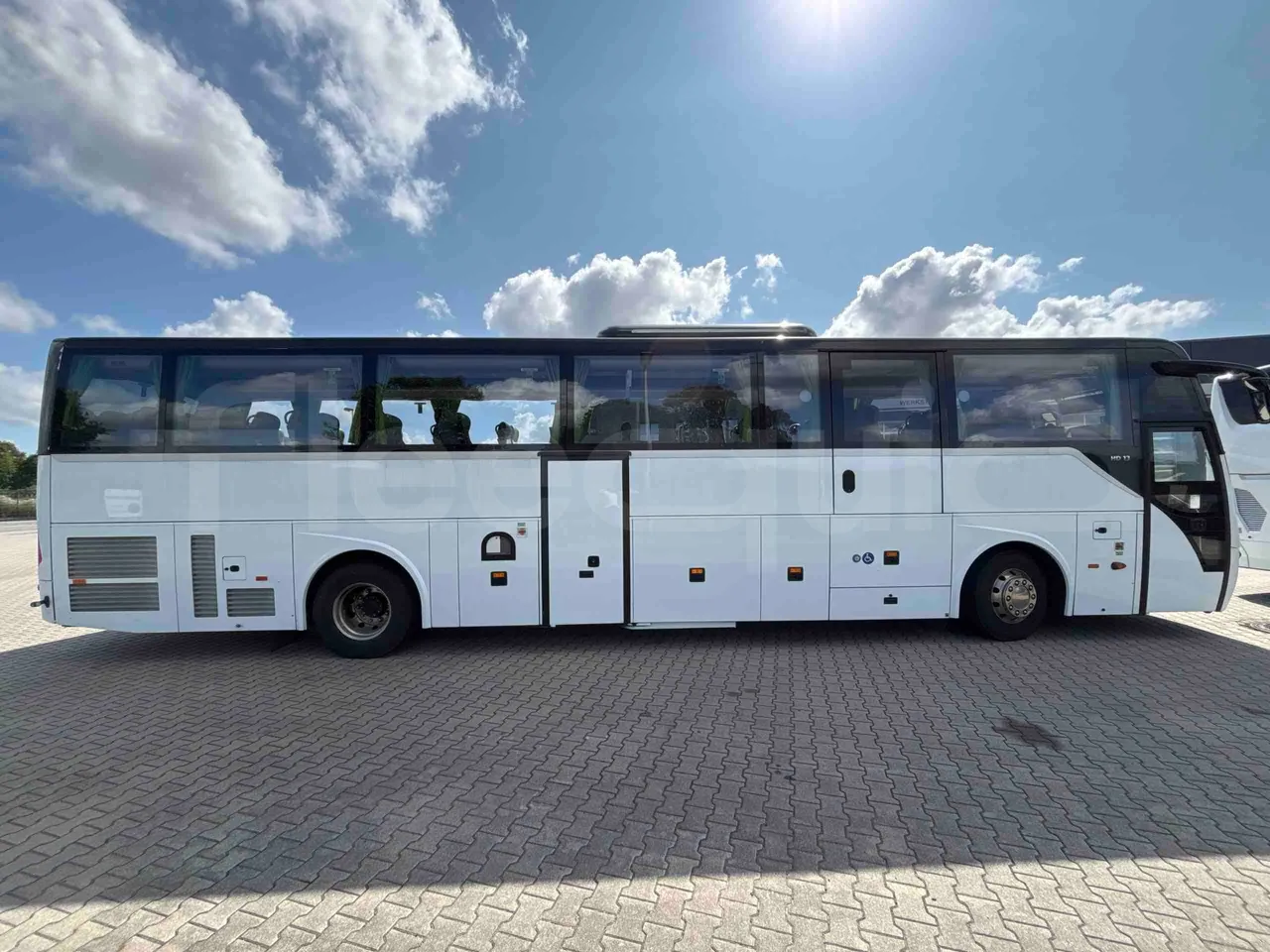 Temsa Safari - right side doors closed