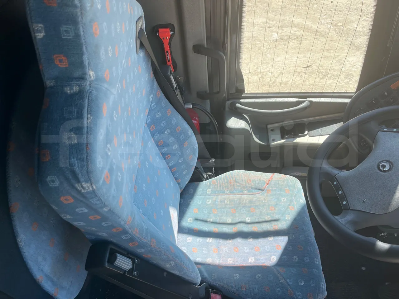 Iveco 389 - driver's seat photo
