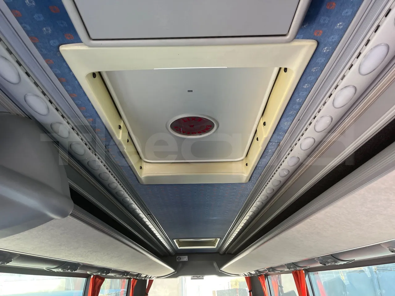 Iveco 389 - roof hatch 1