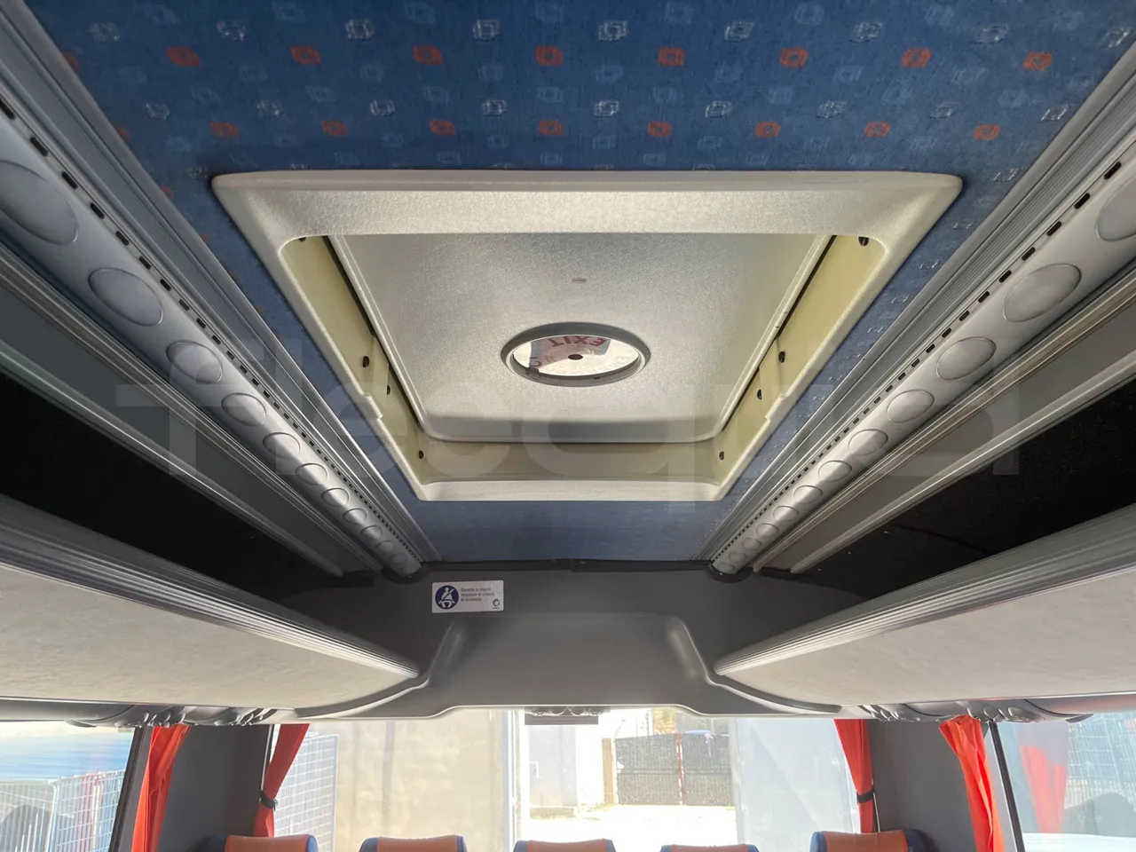 Iveco 389 - roof hatch 2
