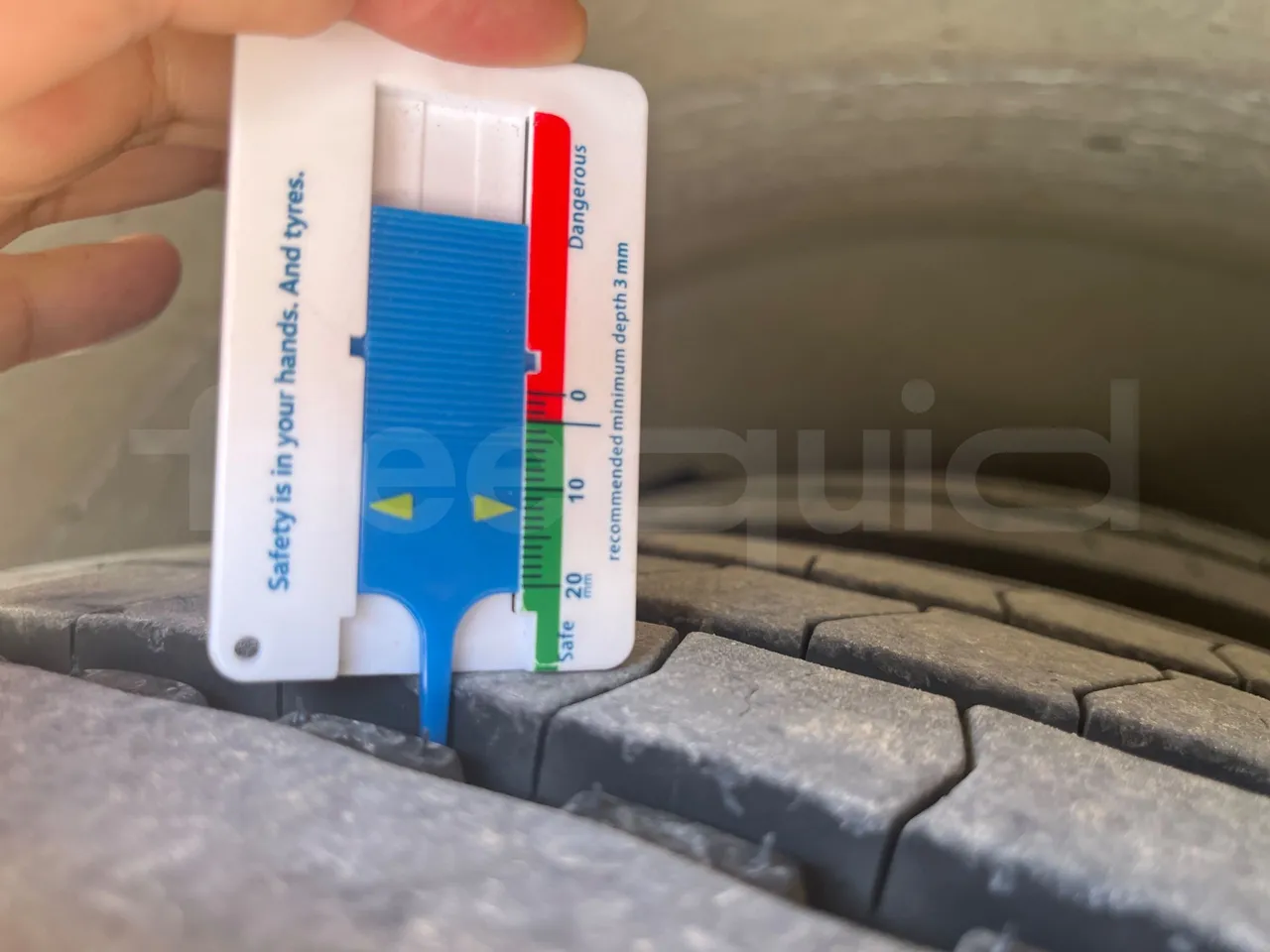 Iveco 389 - tread condition front tires left