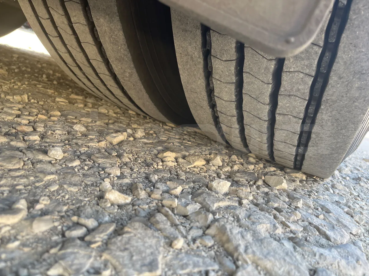 Iveco 389 - tread condition second axle tires right