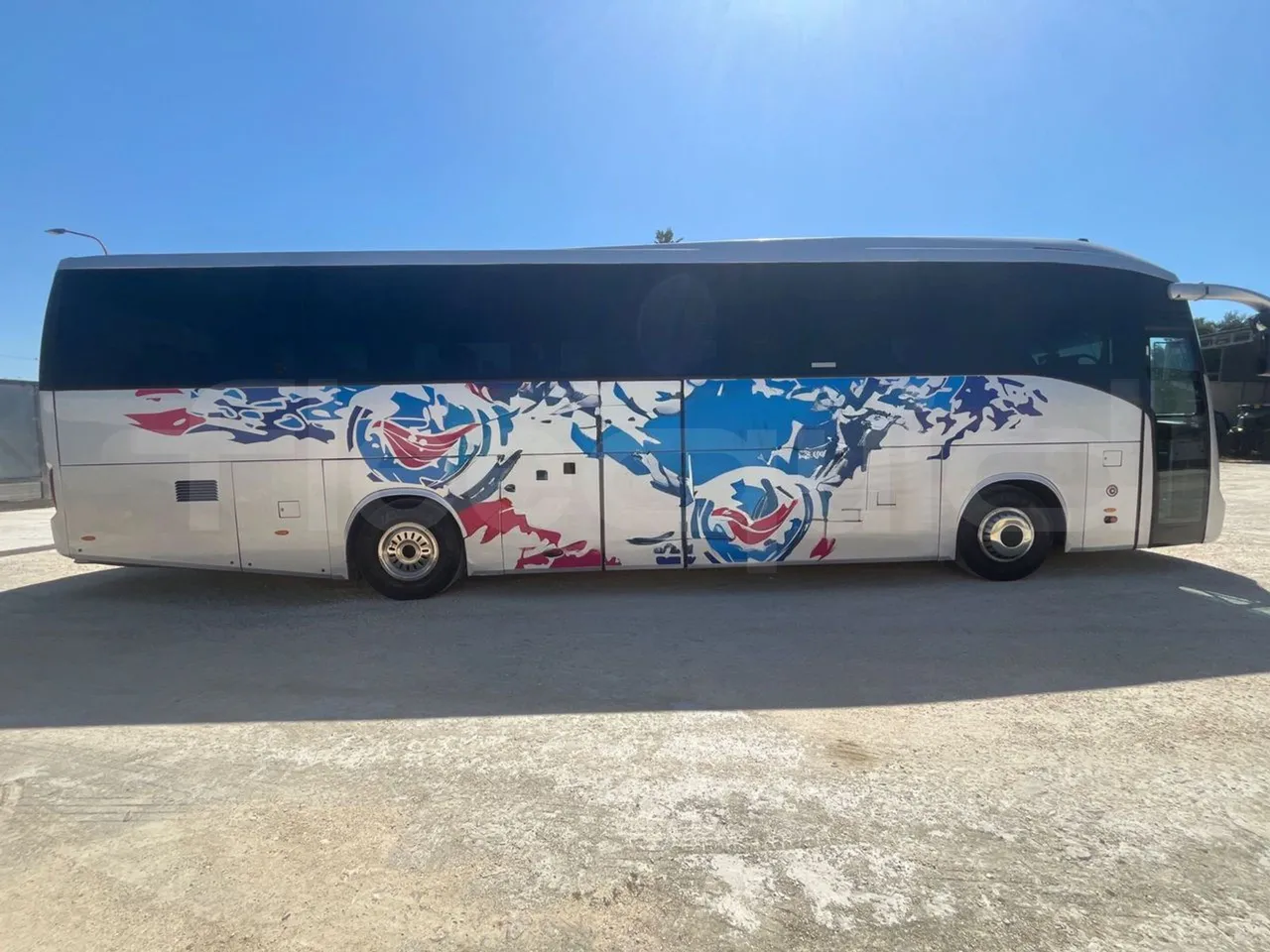 Iveco 389 - right side doors closed