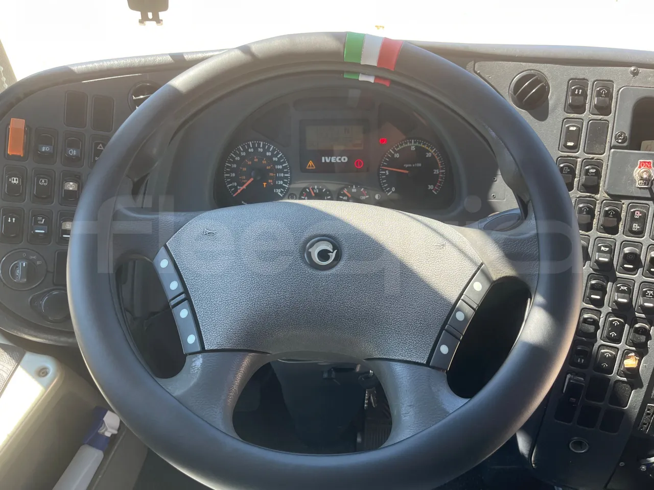 Iveco 389 - steering wheel photo