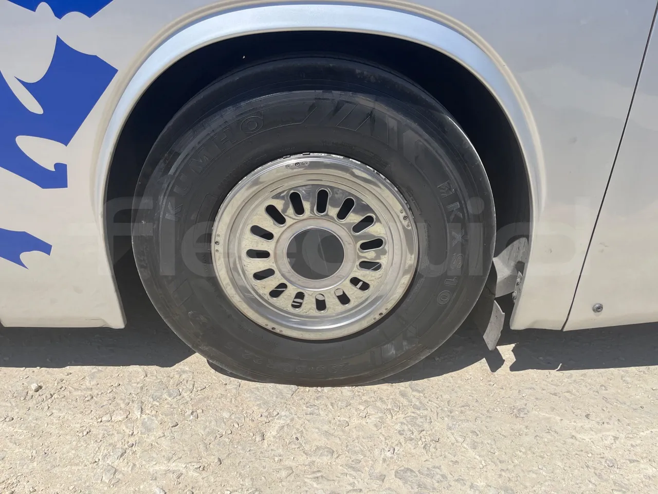 Iveco 389 - rear left tire photo