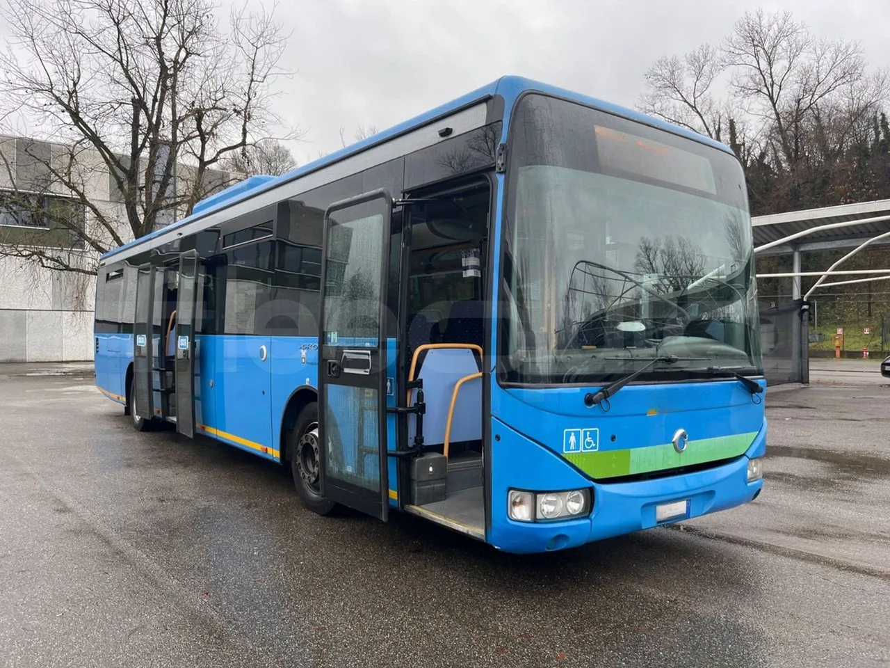 Iveco Crossway SFR162 - Euro 5 - 243 kW - 11.995 mt - 3/4 right front doors open