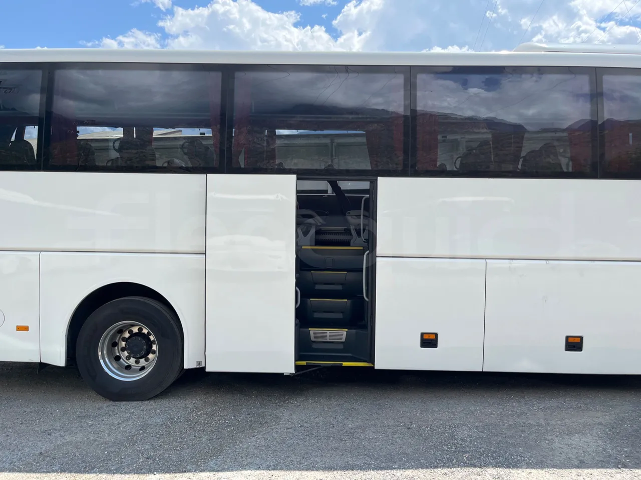 Man Lion's Coach R07/ Euro 6 - 294 Kw - 12 Mt - front door 3 open (mandatory for bus to scrap)