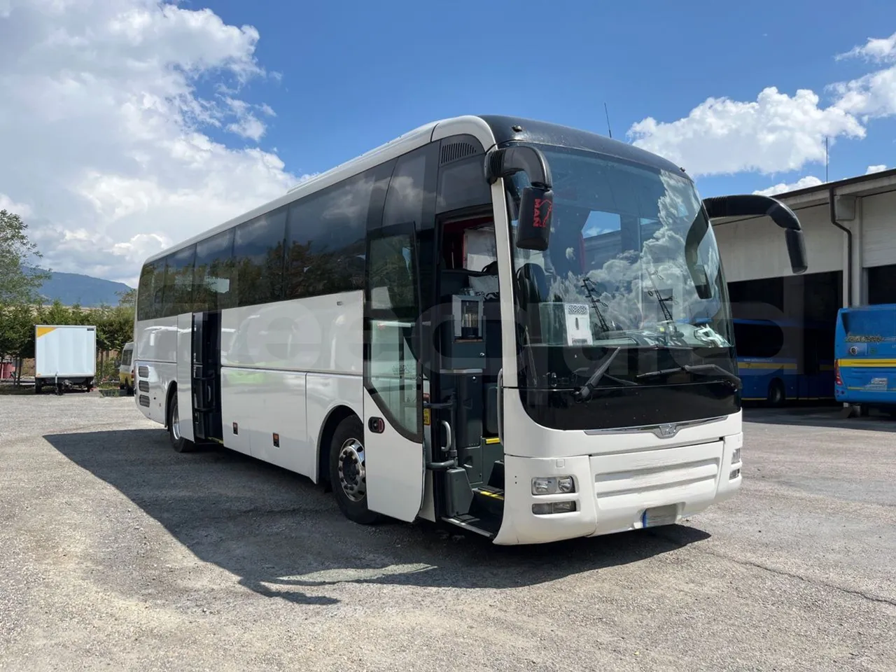 Man Lion's Coach R07/ Euro 6 - 294 Kw - 12 Mt - 3/4 right front doors open