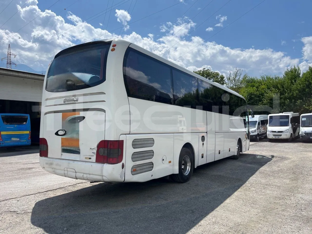 Man Lion's Coach R07/ Euro 6 - 294 Kw - 12 Mt - 3/4 right rear doors closed