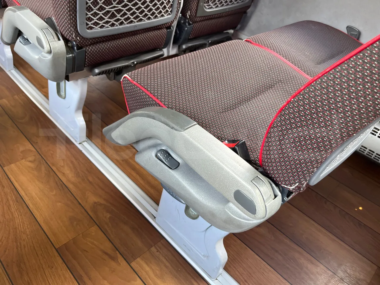 Man Lion's Coach R07/ Euro 6 - 294 Kw - 12 Mt - armrest detail photo