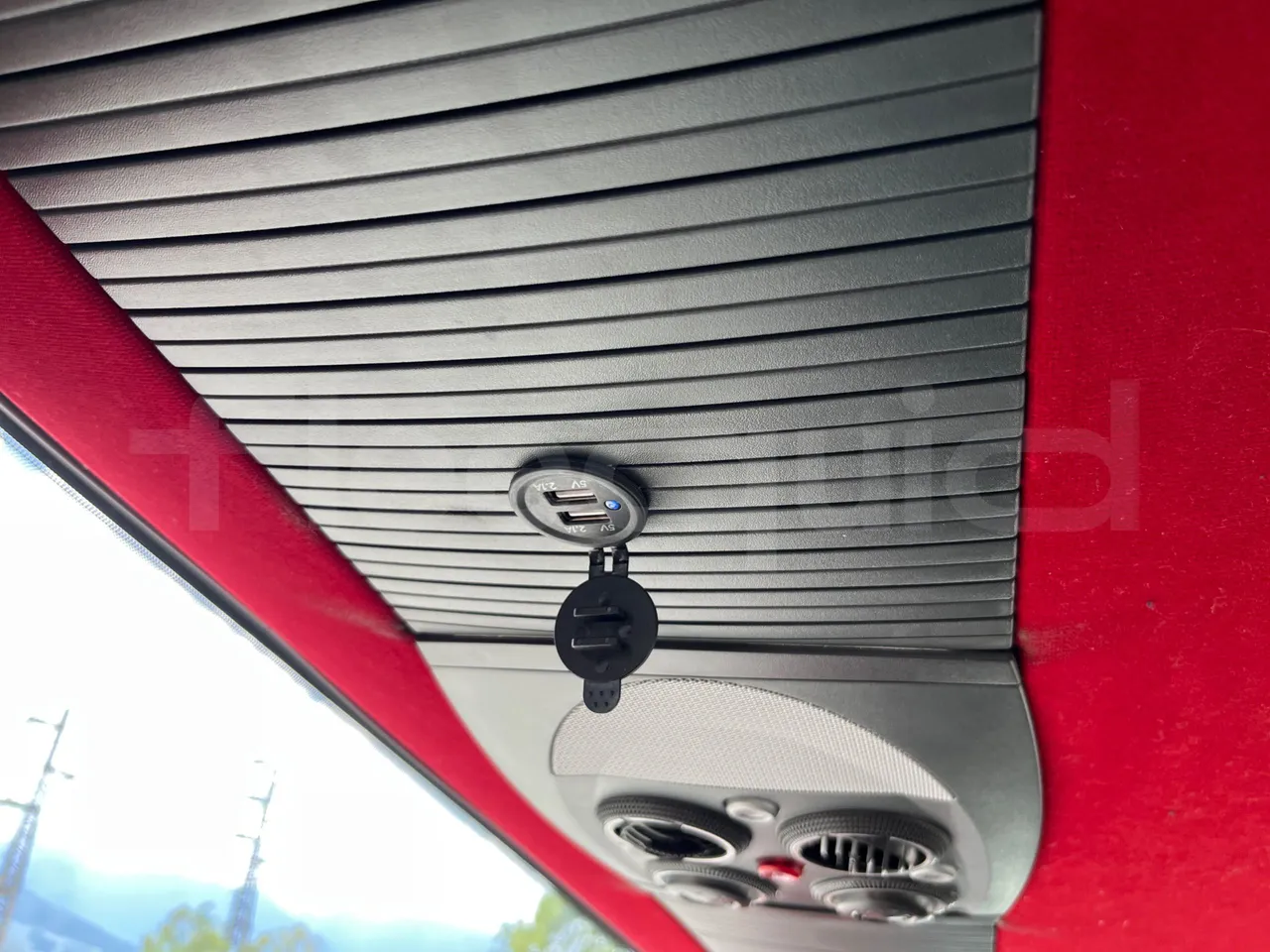 Man Lion's Coach R07/ Euro 6 - 294 Kw - 12 Mt - usb charging detail