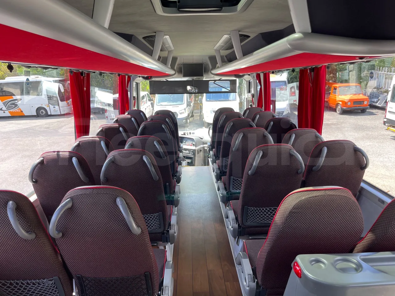 Man Lion's Coach R07/ Euro 6 - 294 Kw - 12 Mt - forward view middle aisle