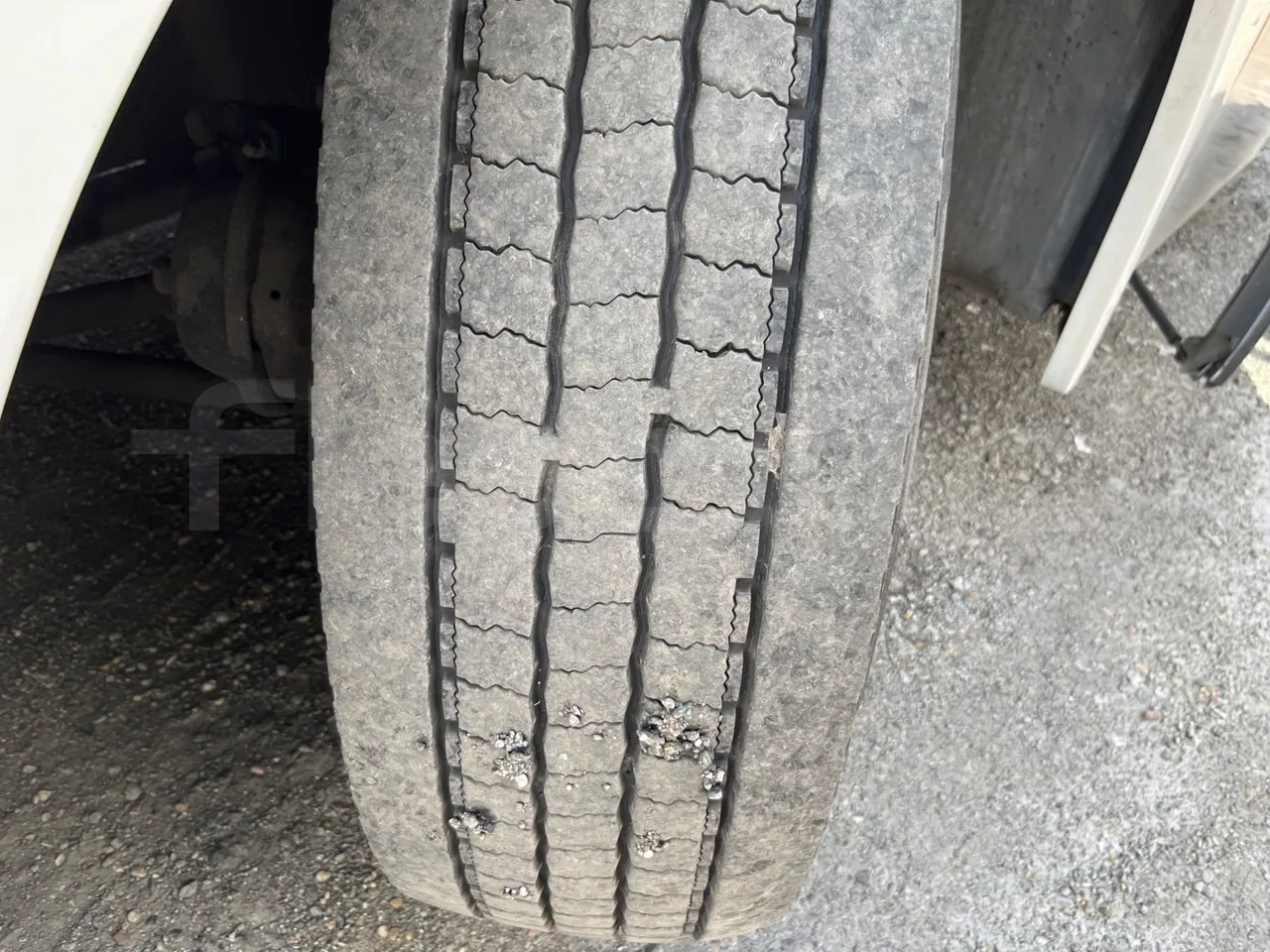 Man Lion's Coach R07/ Euro 6 - 294 Kw - 12 Mt - tread condition front tires right