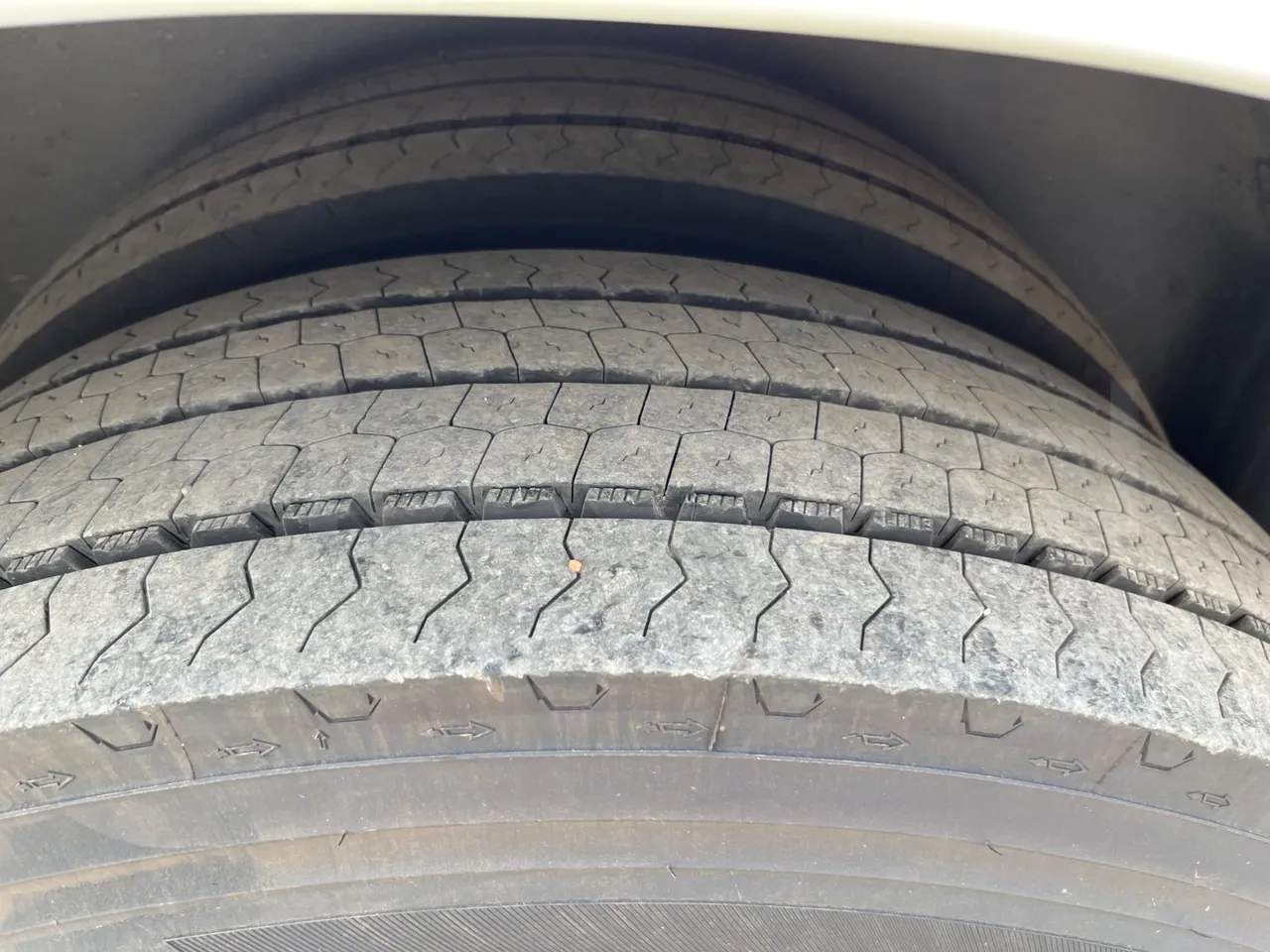 Man Lion's Coach R07/ Euro 6 - 294 Kw - 12 Mt - tread condition second axle tires right