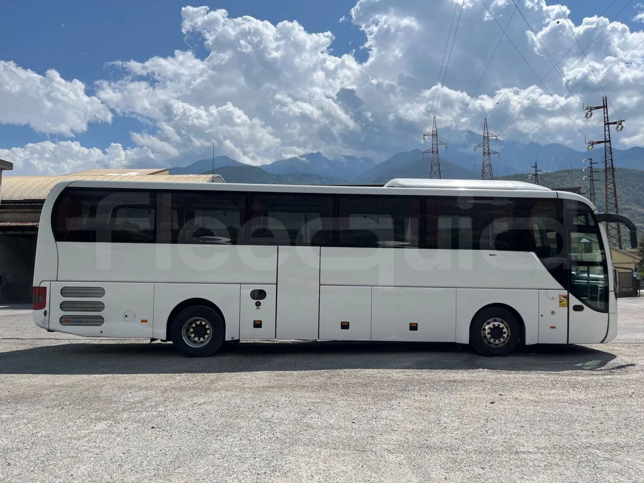 Man Lion's Coach R07/ Euro 6 - 294 Kw - 12 Mt - right side doors closed