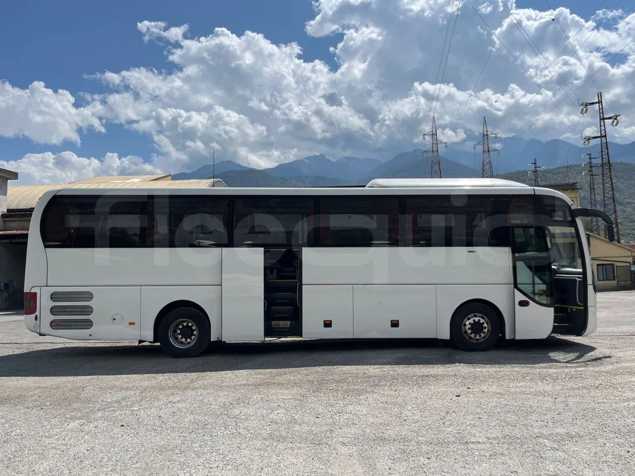 Man Lion's Coach R07/ Euro 6 - 294 Kw - 12 Mt - right side doors open