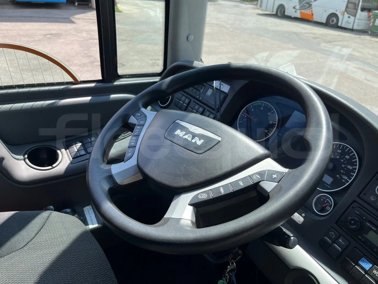 Man Lion's Coach R07/ Euro 6 - 294 Kw - 12 Mt - steering wheel photo