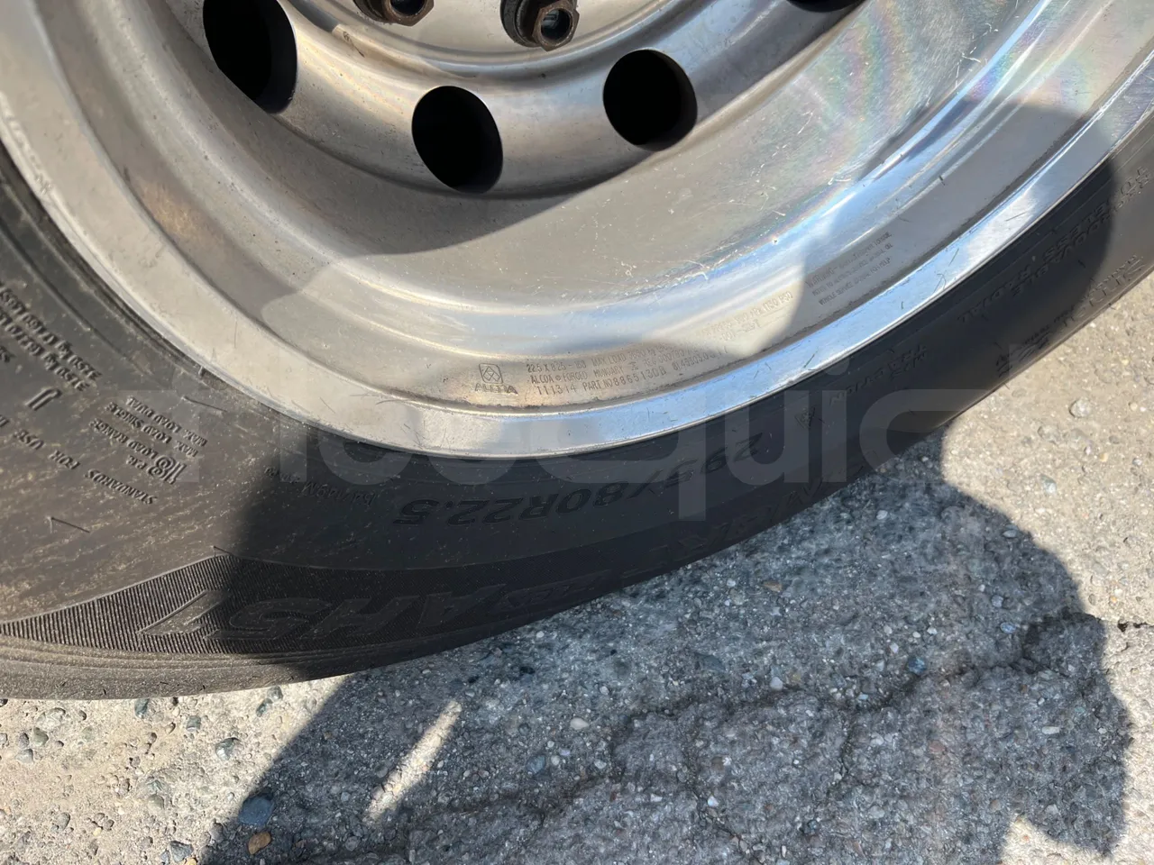 Man Lion's Coach R07/ Euro 6 - 294 Kw - 12 Mt - rear left tire photo