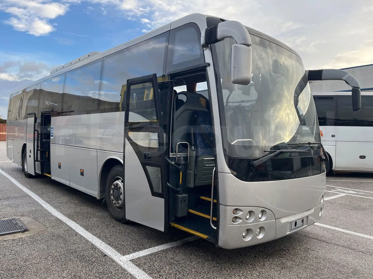 Temsa Safari RD R A T-I53 - Euro 5 - 266 kw - 12.200 mt - 3/4 right front doors open