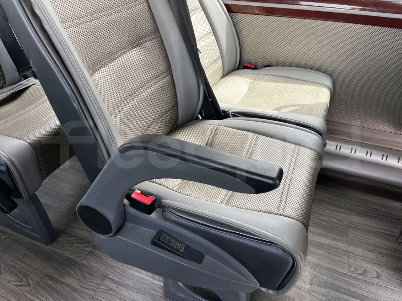 Mercedes-Benz Sprinter 906BB53/ Euro 6 - 140 Kw - 7.861 Mt - armrest detail photo