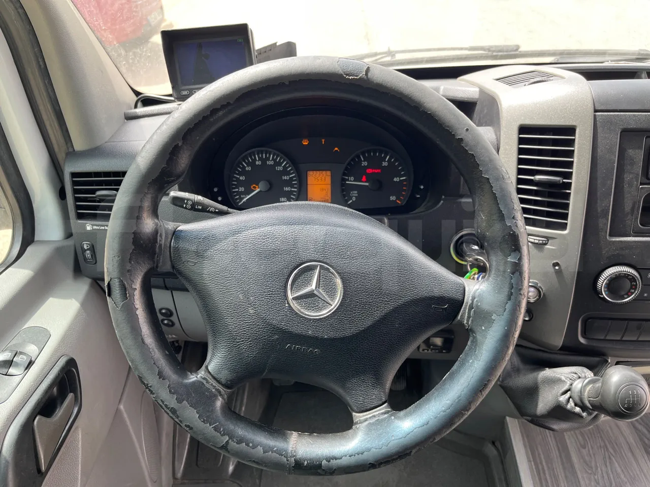 Mercedes-Benz Sprinter 906BB53/ Euro 6 - 140 Kw - 7.861 Mt - steering wheel photo