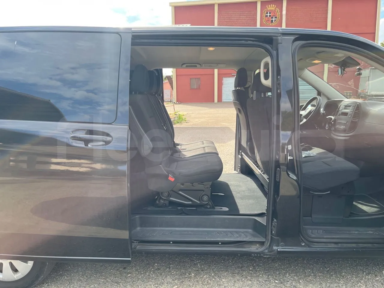 Mercedes-Benz Vito Tourer 639-2/ Euro 6 - 100 Kw - 5.370 Mt - front door 2 open
