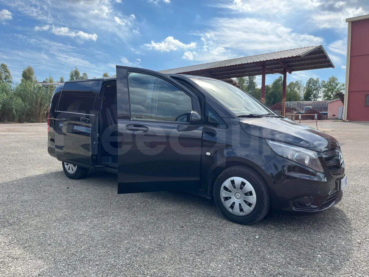 Mercedes-Benz Vito Tourer 639-2/ Euro 6 - 100 Kw - 5.370 Mt - 3/4 right front doors open