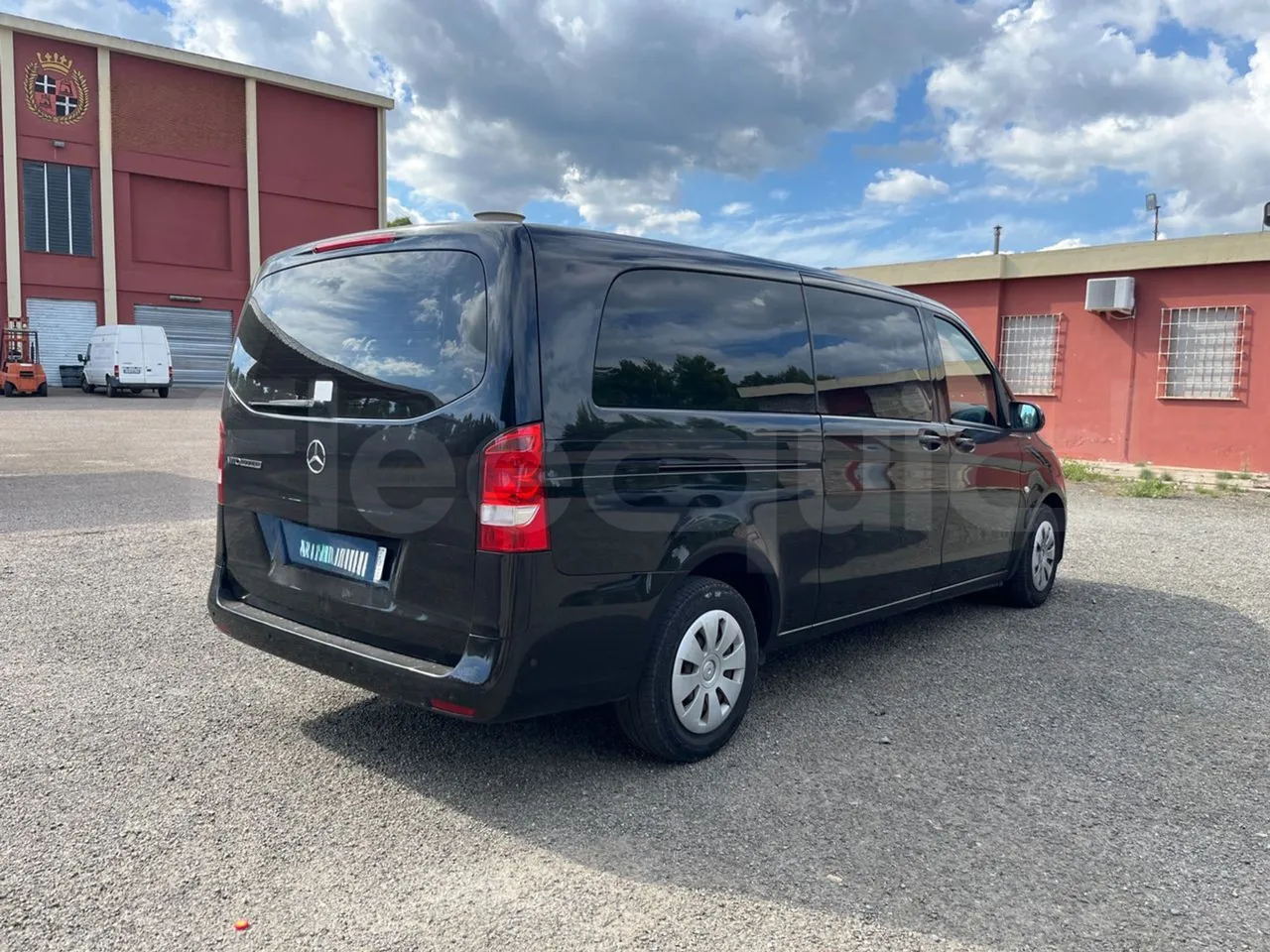 Mercedes-Benz Vito Tourer 639-2/ Euro 6 - 100 Kw - 5.370 Mt - 3/4 right rear doors closed