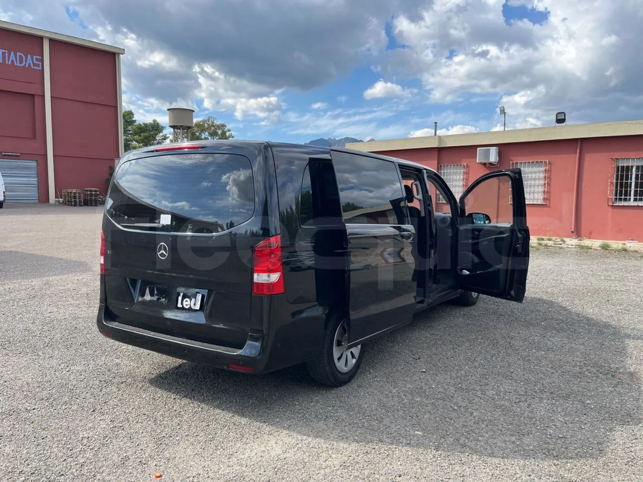 Mercedes-Benz Vito Tourer 639-2/ Euro 6 - 100 Kw - 5.370 Mt - 3/4 right rear doors open