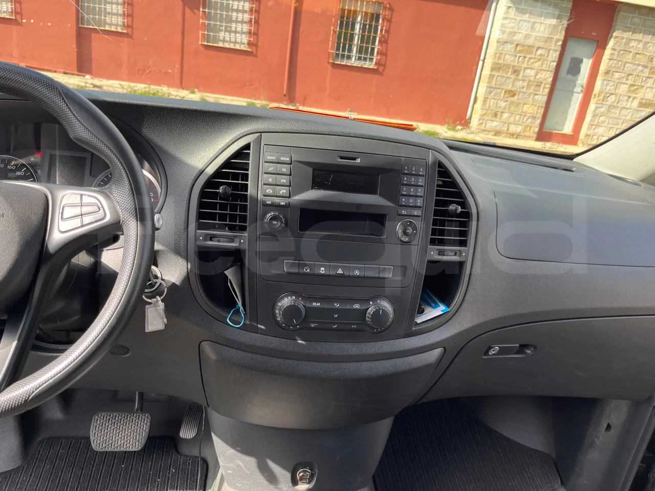 Mercedes-Benz Vito Tourer 639-2/ Euro 6 - 100 Kw - 5.370 Mt - radio accessories photo