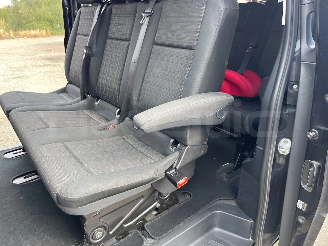 Mercedes-Benz Vito Tourer 639-2/ Euro 6 - 100 Kw - 5.370 Mt - armrest detail photo