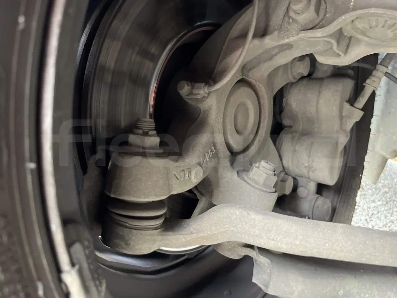 Mercedes-Benz Vito Tourer 639-2/ Euro 6 - 100 Kw - 5.370 Mt - front brake calipers right