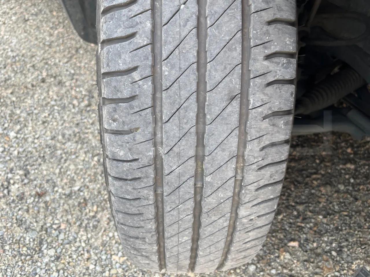 Mercedes-Benz Vito Tourer 639-2/ Euro 6 - 100 Kw - 5.370 Mt - tread condition front tires right