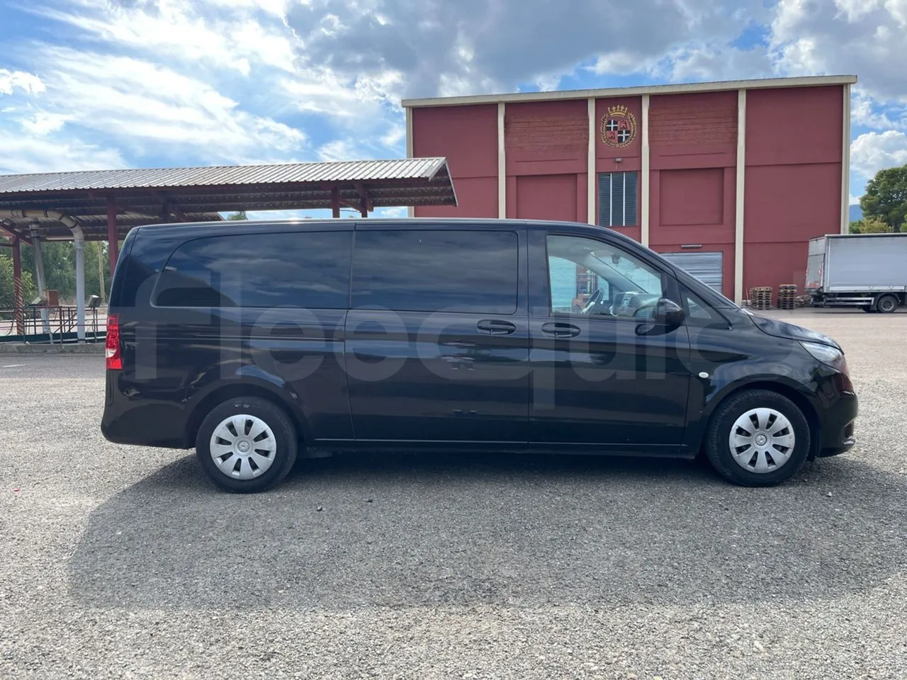 Mercedes-Benz Vito Tourer 639-2/ Euro 6 - 100 Kw - 5.370 Mt - right side doors closed