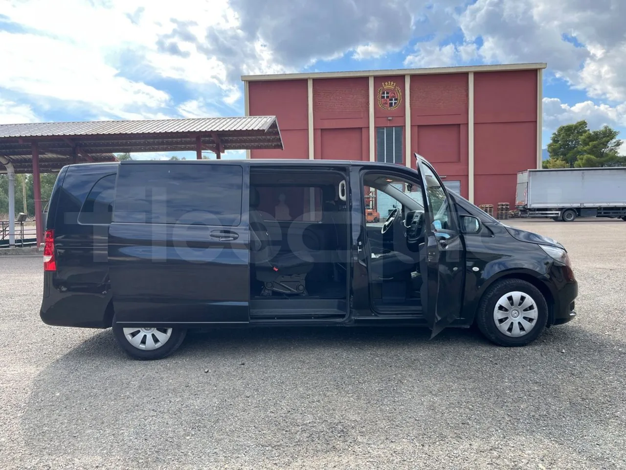 Mercedes-Benz Vito Tourer 639-2/ Euro 6 - 100 Kw - 5.370 Mt - right side doors open