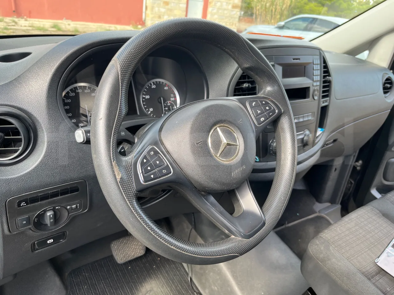 Mercedes-Benz Vito Tourer 639-2/ Euro 6 - 100 Kw - 5.370 Mt - steering wheel photo