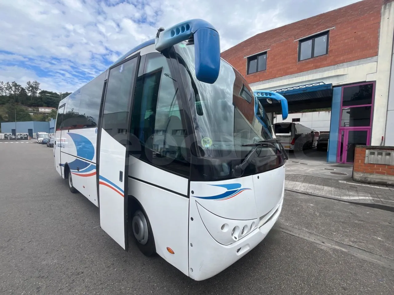Man Dexon 12.240/ Euro4 -176Kw -7900 Mt - 3/4 right front doors open