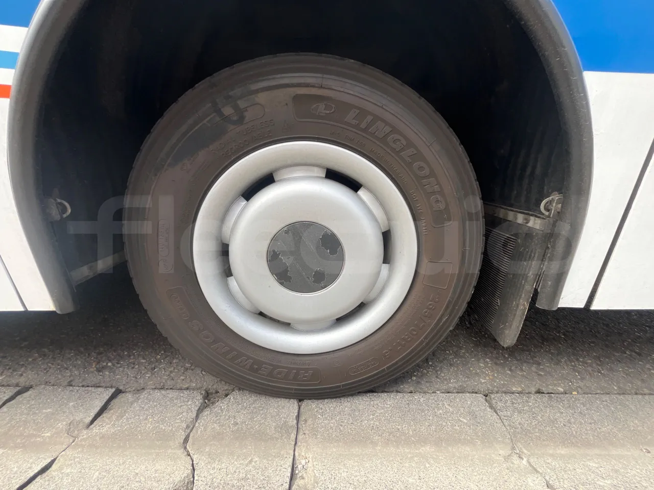 Man Dexon 12.240/ Euro4 -176Kw -7900 Mt - tread condition front tires left