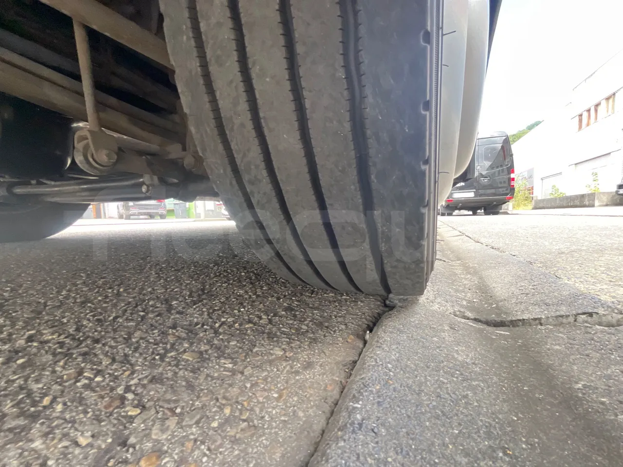Man Dexon 12.240/ Euro4 -176Kw -7900 Mt - tread condition front tires right