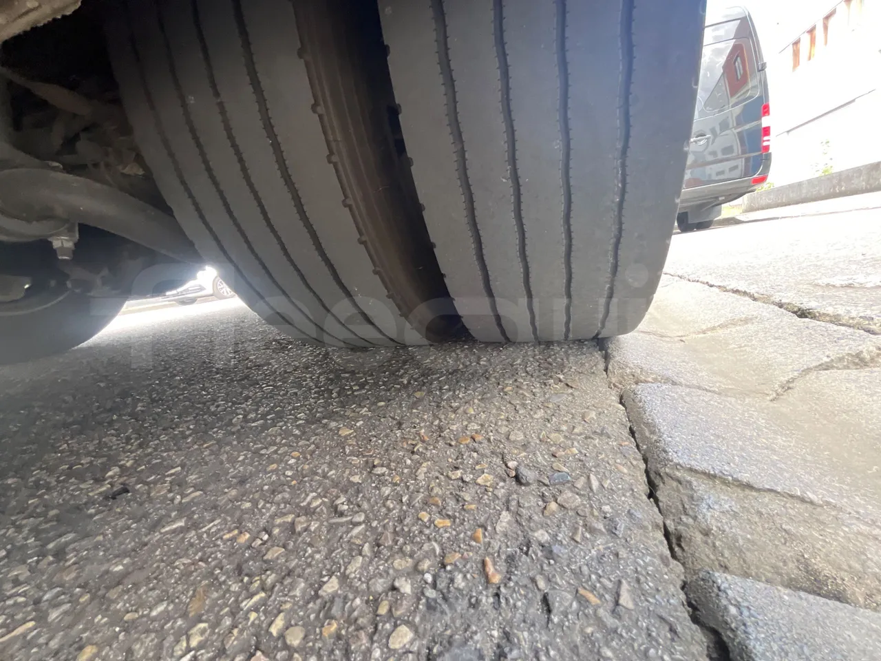 Man Dexon 12.240/ Euro4 -176Kw -7900 Mt - tread condition second axle tires right