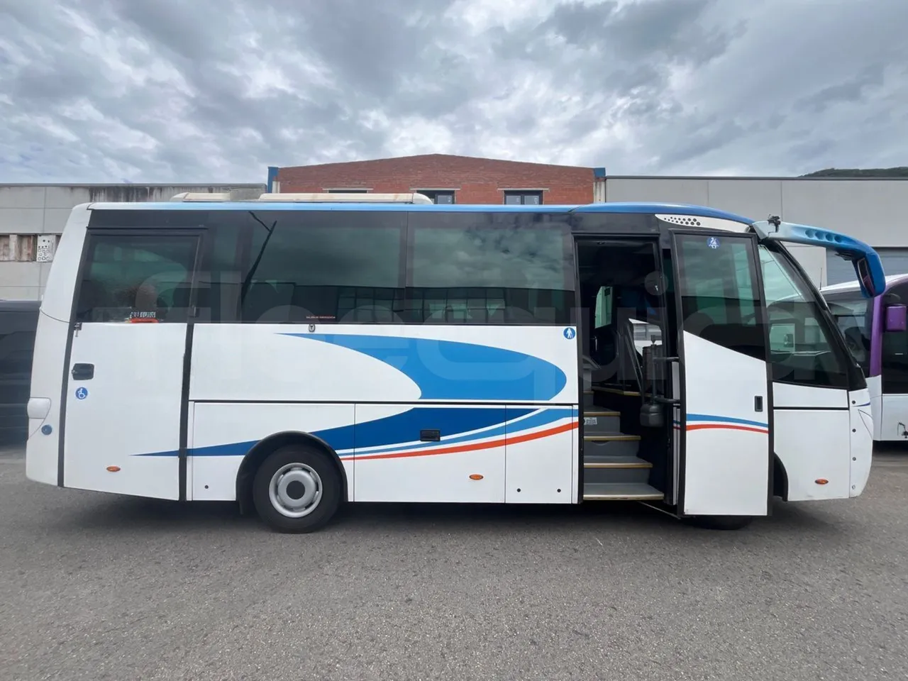 Man Dexon 12.240/ Euro4 -176Kw -7900 Mt - right side doors closed