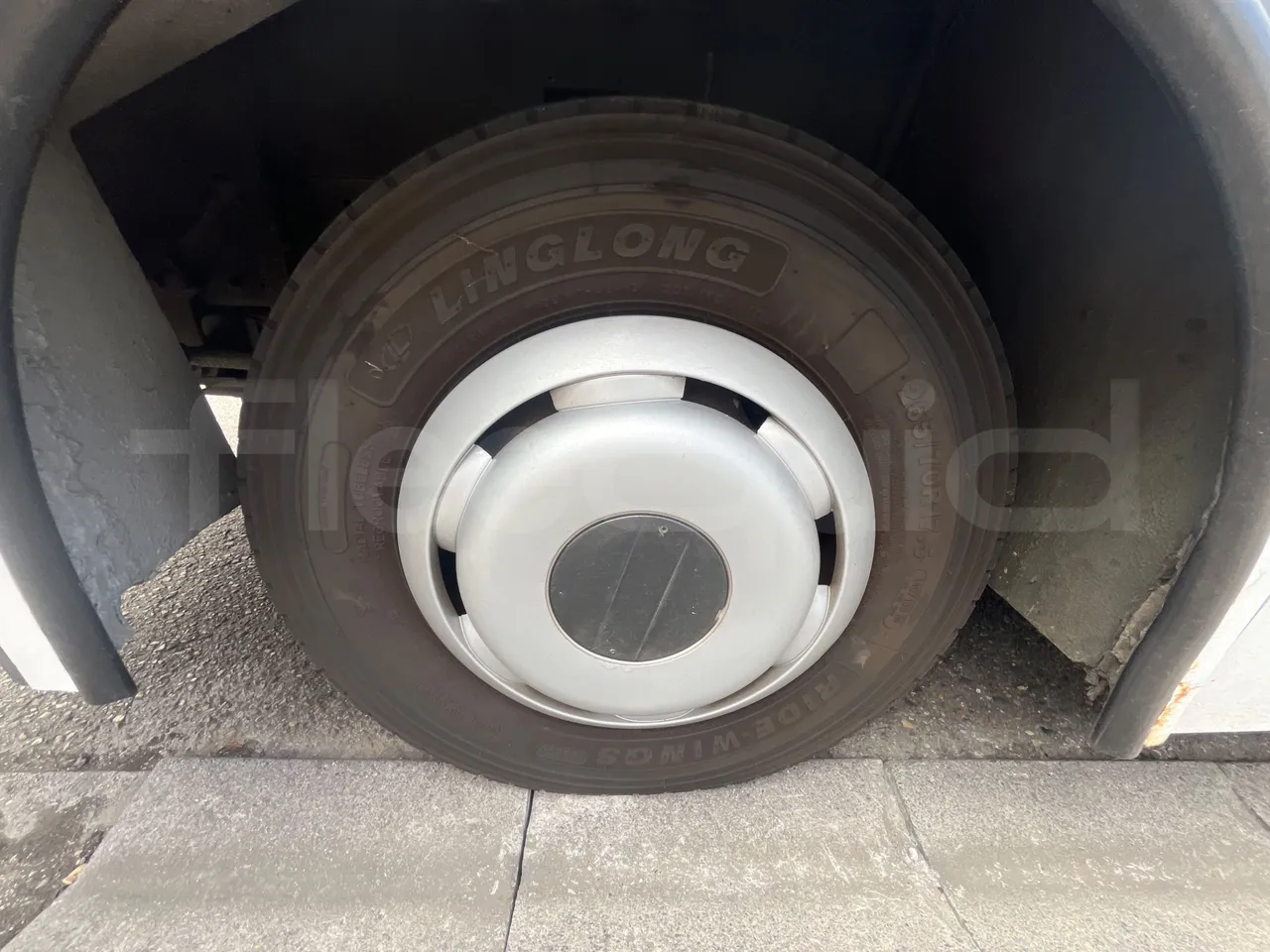 Man Dexon 12.240/ Euro4 -176Kw -7900 Mt - front left tire measurements