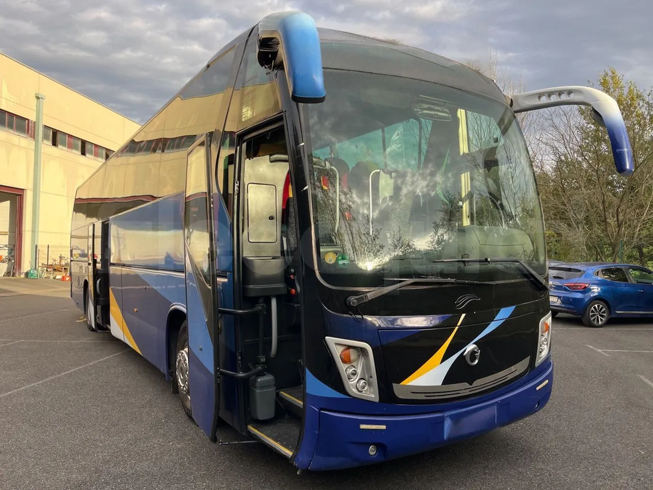 Irisbus 397E.12 397EF3/ Euro 5 - 331 Kw - 12.8 Mt - 3/4 right front doors open