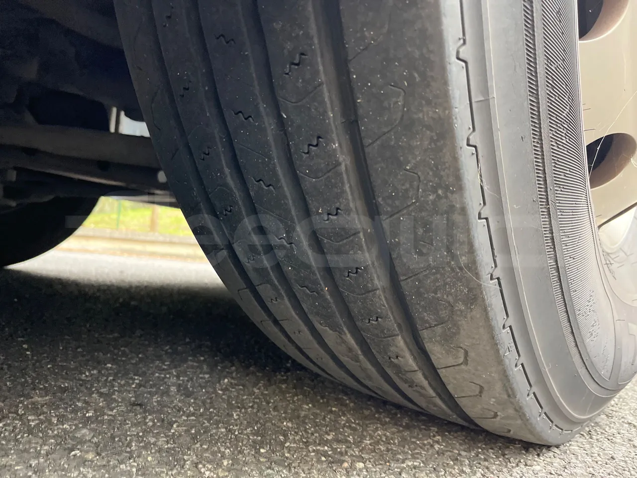 Irisbus 397E.12 397EF3/ Euro 5 - 331 Kw - 12.8 Mt - tread condition front tires right